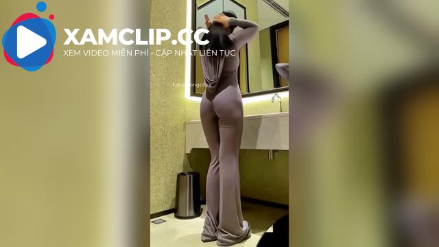 Hạnh phúc là được nhìn em từ phía sau lúc mặc đồ và không mặc đồ #1
