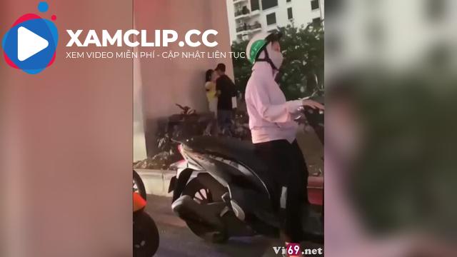 Độc lạ Hà Nội hai bạn trẻ làm tình giữa phố giờ tan tầm
