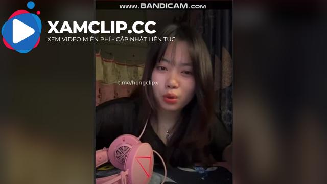 Clip em Thùy Linh chơi game với bạn thua phải show vú bị quay lại