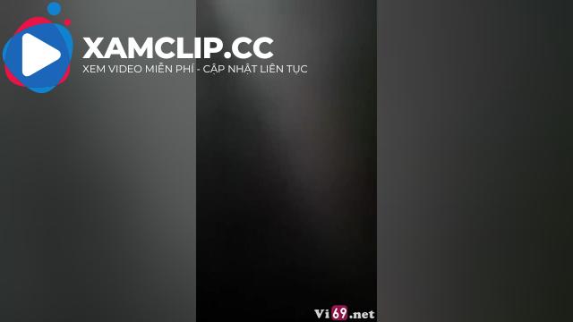 Em đến phòng chơi mà đi đường không mặc quần lót