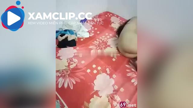Em gái quê hiền lành xinh xắn làm mặt dỗi lúc anh quay phim