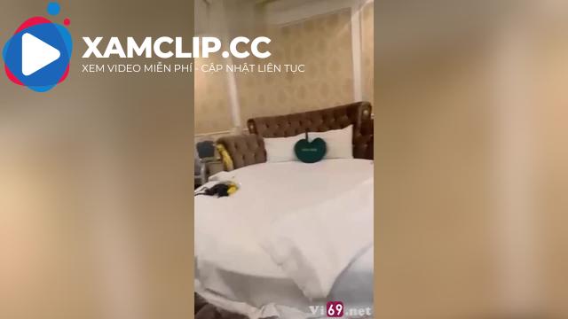 Chị máy bay hồi xuân book trai trẻ về phòng massage sướng đái ướt hết giường