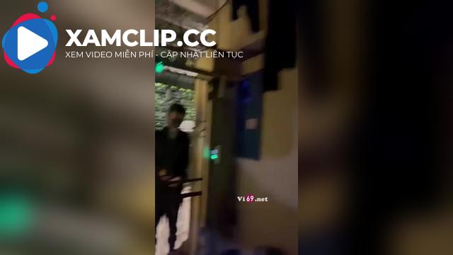 Độc lạ thanh niên bạo nhất năm đứng cổng nhà người yêu chờ em ra quay tay