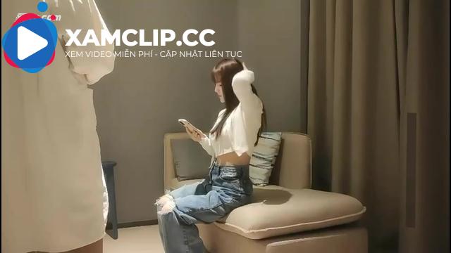 Chú mèo hoang lông dài mặc quần jean trắng