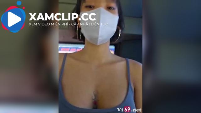 Em nghịch đồ chơi trên xe buýt lúc có trai lạ ngồi cạnh
