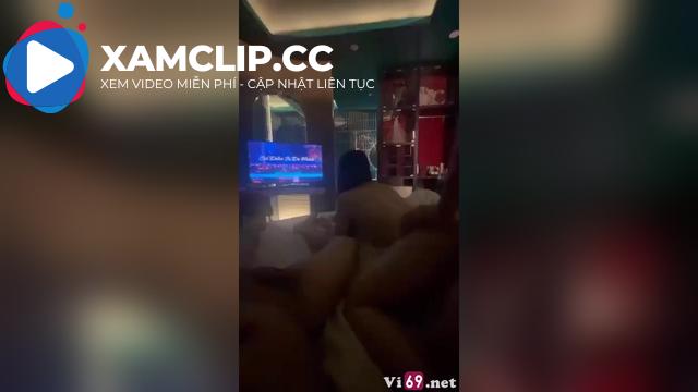 Anh nói dẫn em đi nghe nhạc với bạn mà nhạc này xả hết vào bướm em