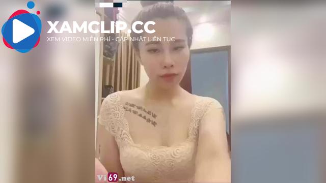 Em gái bán hàng online có tâm thử luôn sản phẩm khi khách yêu cầu
