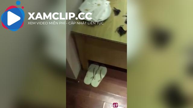 Bất ngờ mở cửa cầm điện thoại quay phim lúc em đang tắm