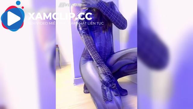 Em cosplay siêu nhân nhện bím múp