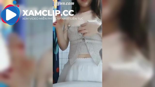 Đứng chờ thang máy rồi vào thang máy doggy 1