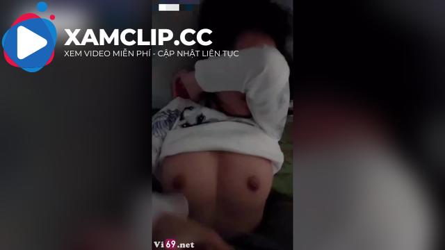 Bé sinh viên vú to non tơ lúc đầu còn ngại cho đến khi thấy chim to của anh