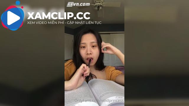 Em gái có bộ đồ lót đỏ dâm đãng 1