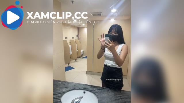 Clip hot gái 2k6 dâm vl trèo lên lavabo WC nam để thủ dâm
