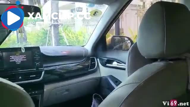 Chơi public em đồng nghiệp trong bộ đồ công sở sau buổi đi tiếp khách