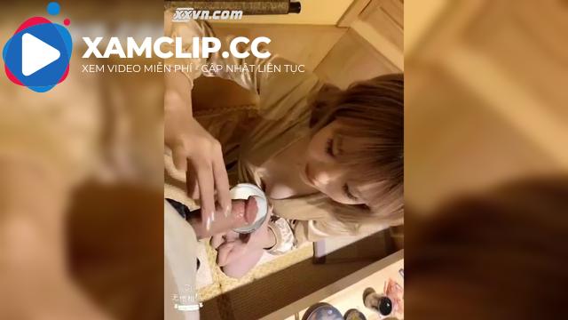 Em nằm lên người, anh đưa tay vỗ mông 1