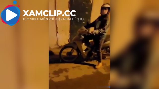 Cận cảnh 1 shot tàu nhanh ngay tại chỗ tối công viên