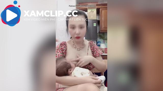 Single mom Nhungxinh8899 mới sinh nên vú cực căng, sờ đẫy tay lun(2)
