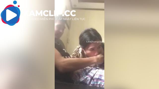 Chị hai đang BJ cho cậu em trai mới lớn thì ba về