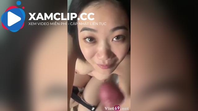Đang chuẩn bị lên máy bay nhưng lại nứng quá, đành phải ra nhà vệ sinh cho em nó bú cu hộ