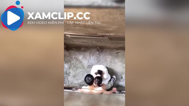 Bắt quả tang đôi bạn học cùng tiến buscu sau trường