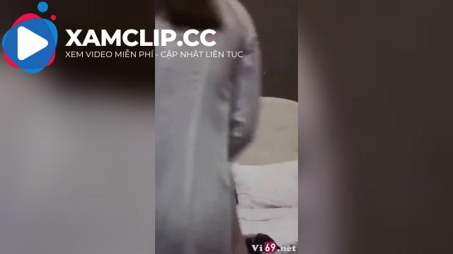 Full video cô giáo Thảo kính cận dâm đãng trong tà áo dài
