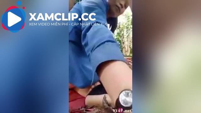 Em gái tình nguyện viên chơi không bao rớt dâm thủy trong vườn cà phê
