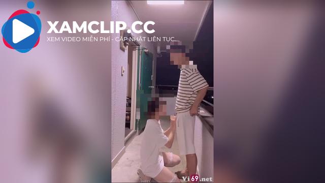 Đêm khuya em sinh viên rủ rê ra ban công chơi public