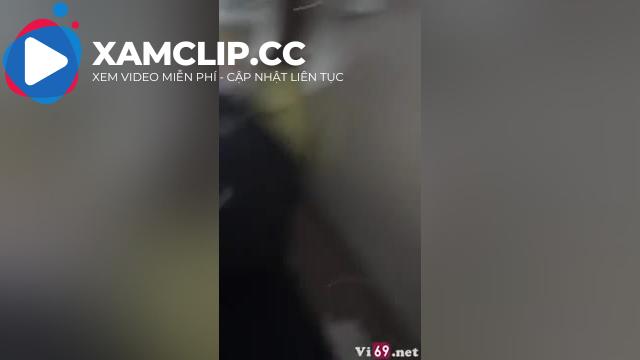 Bé Minh Thư kính cận để em dựa vào tưởng vừa chịch vừa trêu đùa