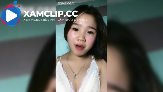 Em gái chubby thủ dâm