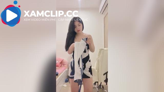 Hường Hêu SHow hàng trước gương cho bạn trai nhưng bị lộ clip