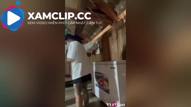 Đuổi bắt với em quanh nhà sàn khi bố mẹ đi vắng