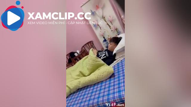 Em nữ sinh kính cận vú to mới lớn còn ngại ngùng