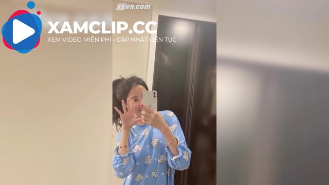 Em gái đáng yêu show bím trước gương