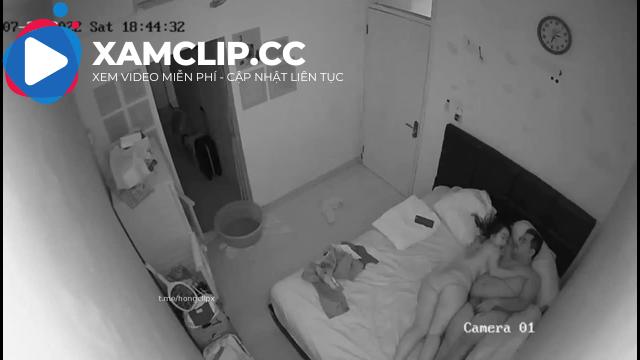 Vợ chồng son chịch trộm lúc con ngủ