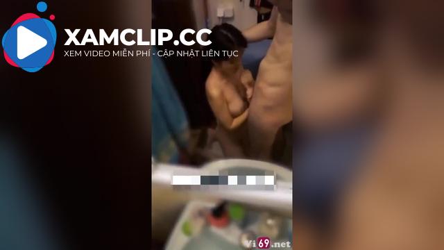 Sống thử với người yêu em sinh viên bú như thèm khát trong phòng tắm