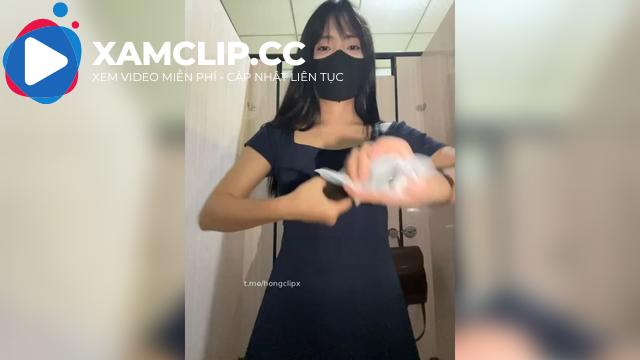 Idol asia Lynn cosplay cô hầu gái dâm đãng nghịch toy trong WC #1