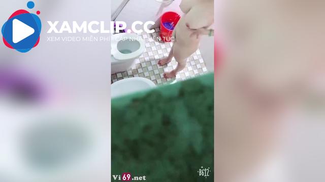 Đang quay lén chị dâu da trắng vú siêu khủng tắm thì bị phát hiện
