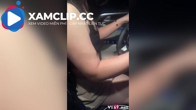 Em học viên học lái xe không mặc áo lót quần lót bú cu cho thấy trên xe