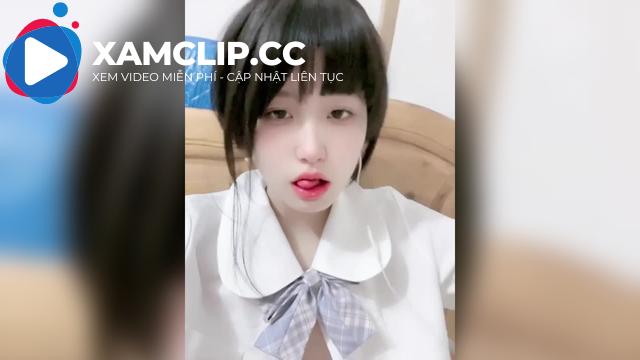 Nữ sinh ngây thơ khoe chiếc bím hồng hào đây anh em