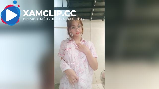 em đeo kính gầm cao, máy thoáng, vòng 1 to tròn, kích thích