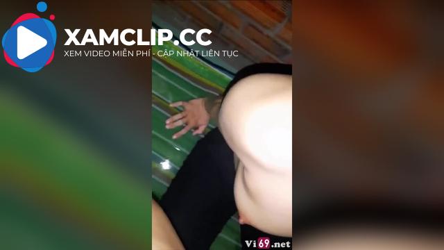 Trú mưa trong cà phê võng bắt em bú mút 15 phút rồi xuất tinh đầy miệng