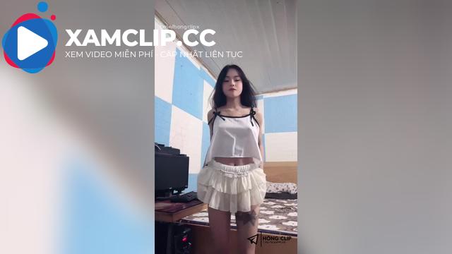 Hạnh Su live nhưng spotlight lại là nhỏ đằng sau em nó