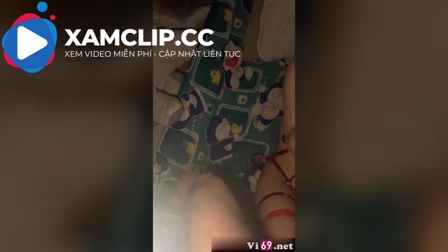 Bộ đồ mới lần đầu mặc với dùng đồ chơi em còn ngại