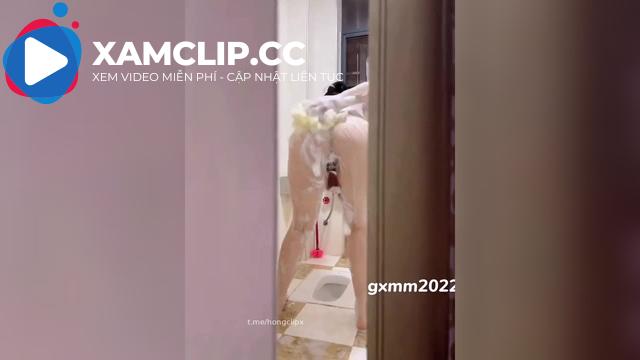 Quay lén cận cảnh em Gái hàng xóm tắm