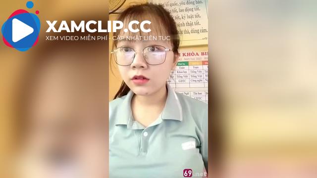 Cô giáo kính cận vú to đang dạy học thì thay đồ khoe hàng ngay trên lớp
