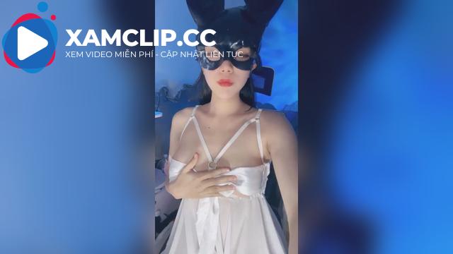 Thêm 1 phiên live với đủ trò của bé Thư và bạn trai giấu mặt