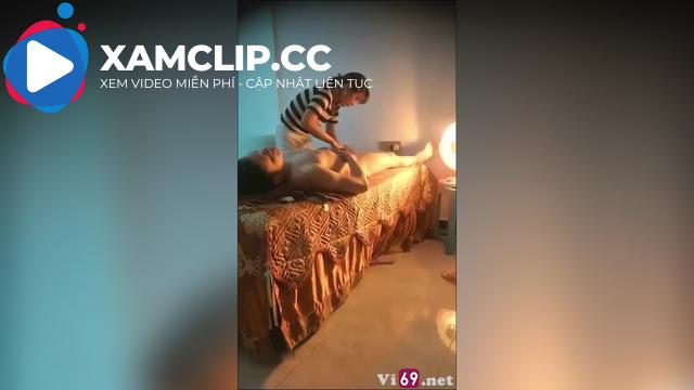 Massage phê quá ông chú đè luôn em nhân viên ra đụ