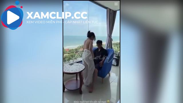 Chơi em sinh viên kính cận bên cửa sổ trong chuyến du lịch biển