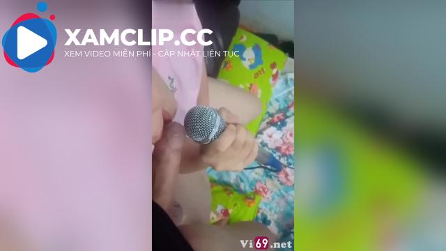 Hát karaoke mà em chơi hẳn 2 mic