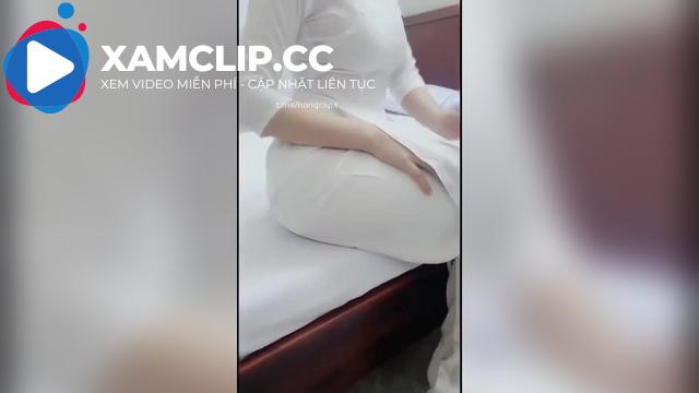 Cô giáo trẻ vừa đi dạy về đã móc bướm